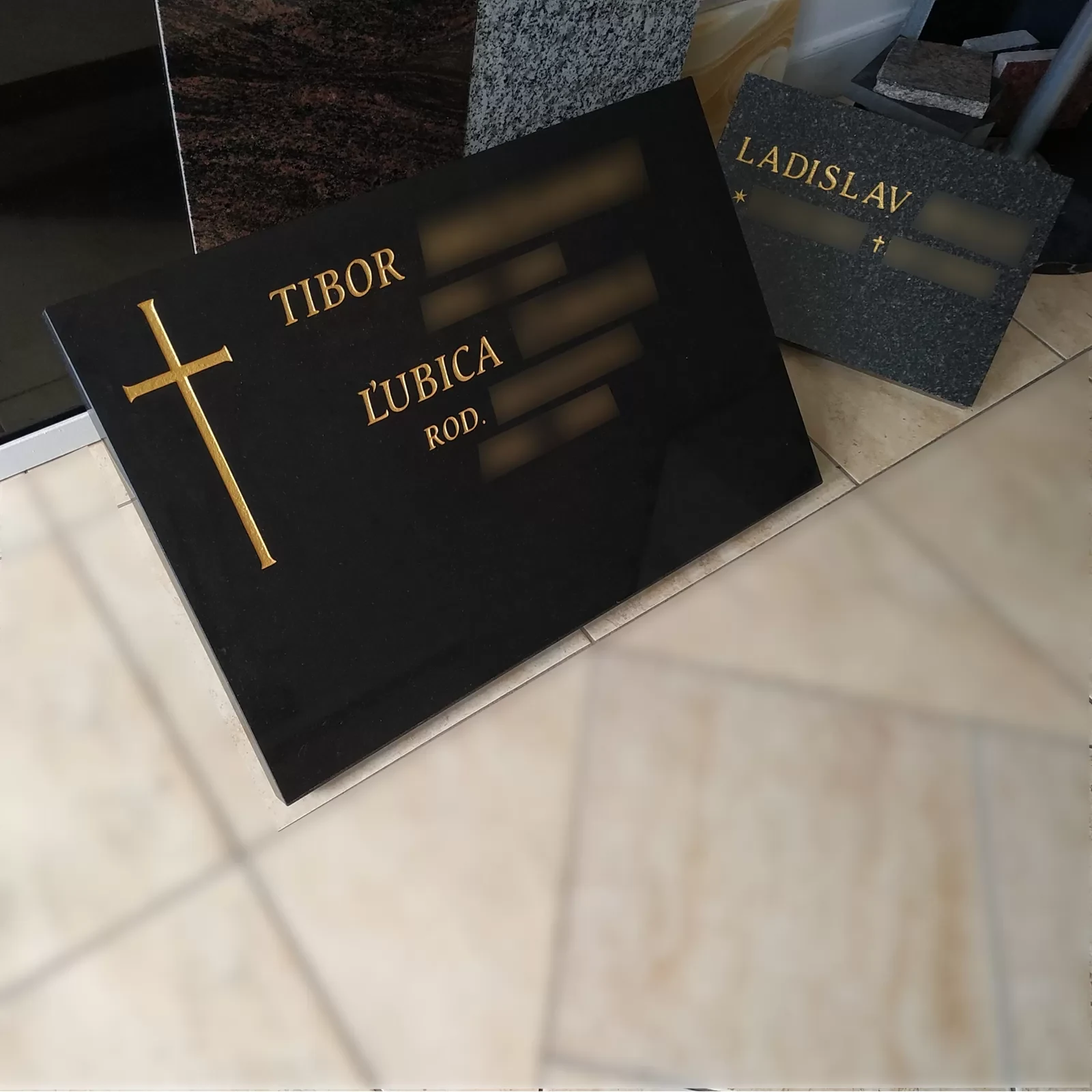 Tabuľka Nero, 2 mená, 2nohy na státie