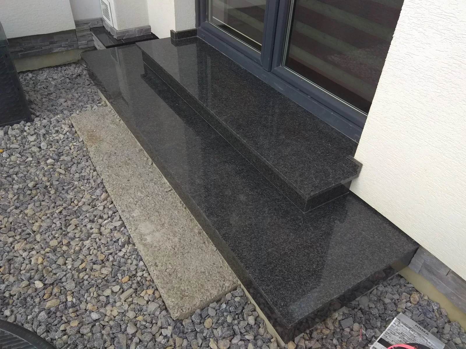 Schody, dlažba, parapety