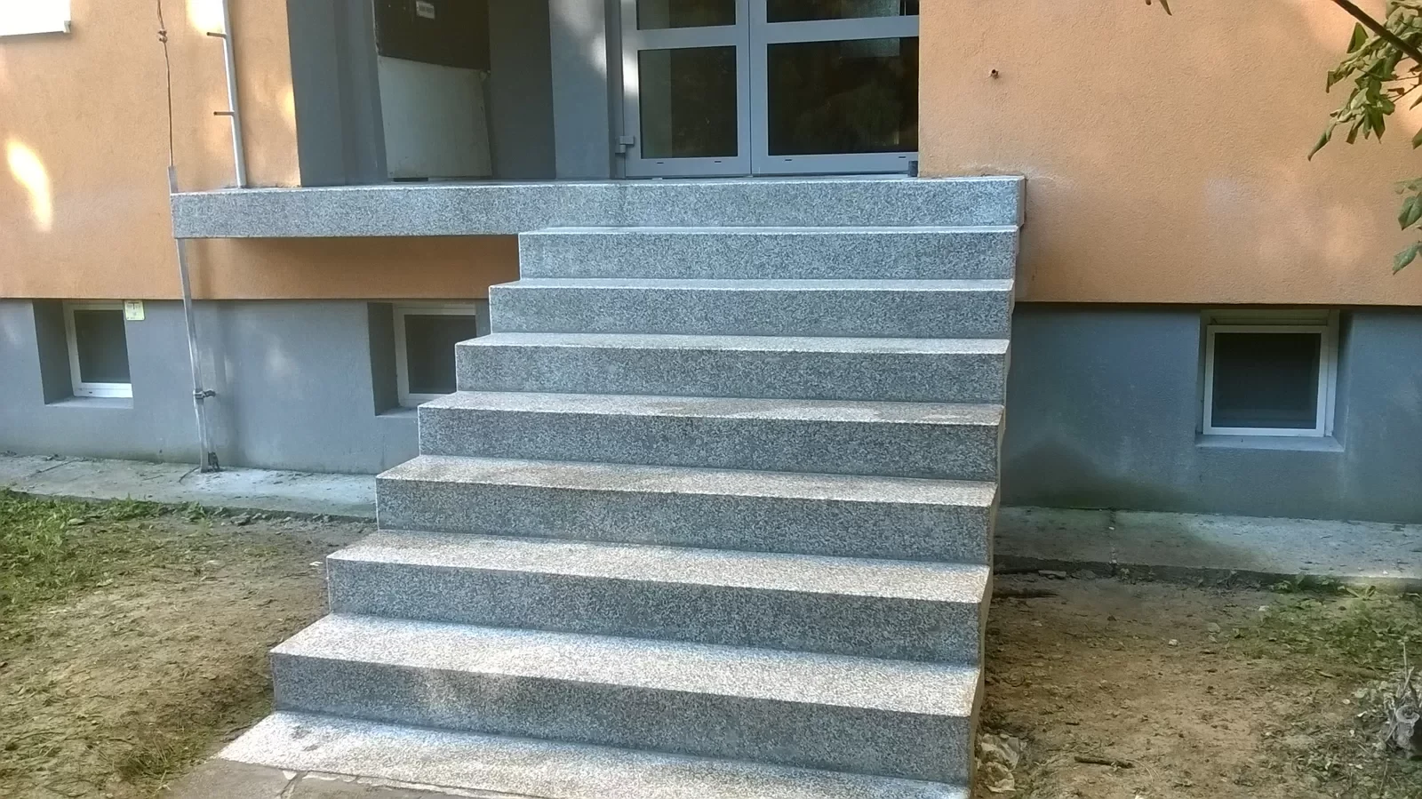 Schody, dlažba, parapety